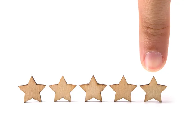 テーブルの上に木製の5つ星の形を指して手 最高のビジネスサービス評価顧客体験のコンセプト — ストック写真