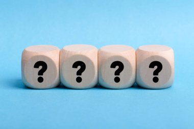 Kara soru işaretli dört tahta blok..