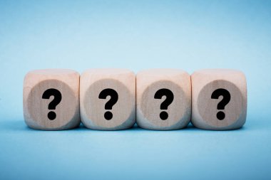 Kara soru işaretli dört tahta blok..