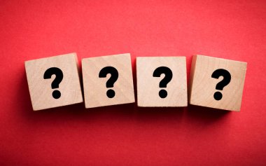 Kara soru işaretli dört tahta blok..