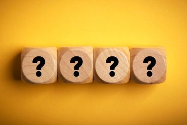 Kara soru işaretli dört tahta blok..