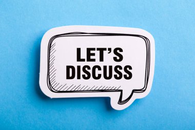 Mavi arkaplanda izole edilmiş konuşma baloncuğunu tartışalım..