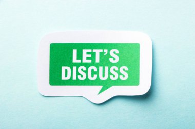 Mavi arkaplanda izole edilmiş konuşma baloncuğunu tartışalım..