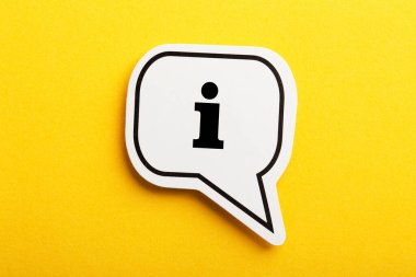 Sarı arkaplanda bilgi İşareti konuşma balonu izole.