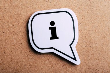 Bilgi İşareti konuşma baloncuğu kahverengi kağıt arkaplan üzerinde izole gölge ile.