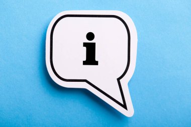 Bilgi İşareti konuşma balonu mavi arkaplanda izole edildi.