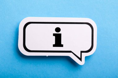 Bilgi İşareti konuşma balonu mavi arkaplanda izole edildi.