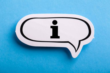 Bilgi İşareti konuşma balonu mavi arkaplanda izole edildi.