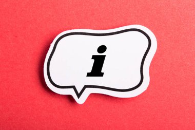 Bilgi İşareti konuşma balonu kırmızı arkaplanda izole edildi.