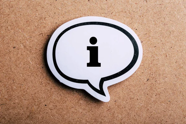 Bilgi İşareti konuşma baloncuğu kahverengi kağıt arkaplan üzerinde izole gölge ile.