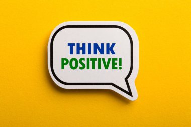 Sarı arkaplanda izole edilmiş pozitif konuşma baloncuğunu düşün..