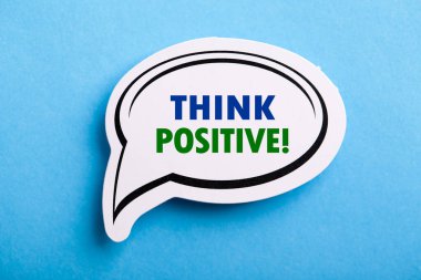 Mavi arkaplanda izole edilmiş pozitif konuşma baloncuğunu düşünün.