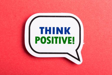 Kırmızı arkaplanda izole edilmiş pozitif konuşma baloncuğunu düşün.