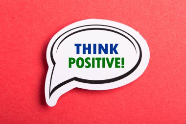 Kırmızı arkaplanda izole edilmiş pozitif konuşma baloncuğunu düşün.