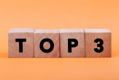 En iyi 3 konsept metnine sahip dört tahta blok.