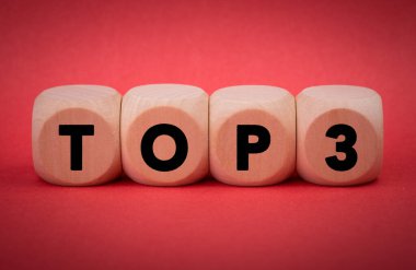 En iyi 3 konsept metnine sahip dört tahta blok.