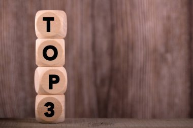 En iyi 3 konsept metnine sahip dört tahta blok.