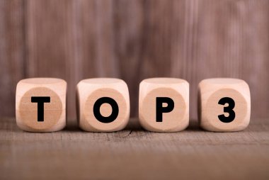 En iyi 3 konsept metnine sahip dört tahta blok.