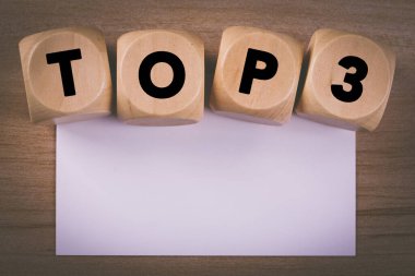 En iyi 3 konsept metnine sahip dört tahta blok.