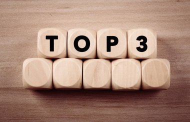 En iyi 3 konsept metnine sahip dört tahta blok.