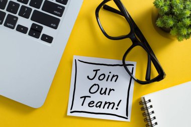 Yapışkan kağıt üzerinde ekibimizin konseptine katıl.