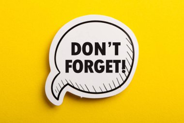 Sarı arkaplanda izole edilmiş hatırlatıcı konuşma baloncuğunu unutma.