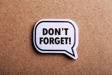 Kahverengi kağıt arkaplanda gölgeli olarak izole edilmiş hatırlatıcı konuşma baloncuğunu unutma.