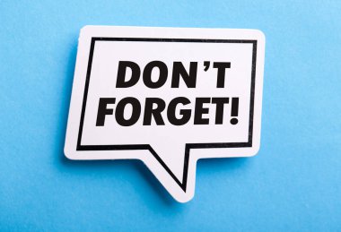 Mavi arkaplanda izole edilmiş hatırlatıcı konuşma baloncuğunu unutma.