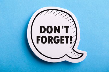 Mavi arkaplanda izole edilmiş hatırlatıcı konuşma baloncuğunu unutma.