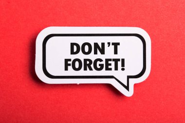 Kırmızı arkaplanda izole edilmiş hatırlatıcı konuşma baloncuğunu unutma.