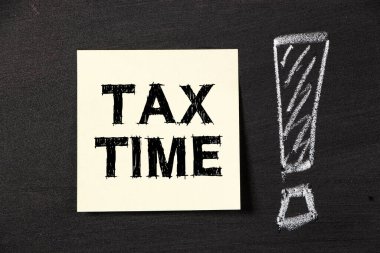 Yapışkan kağıt üzerinde Vergi Zamanı kavramı.