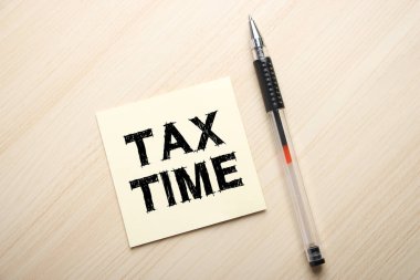 Yapışkan kağıt üzerinde Vergi Zamanı kavramı.