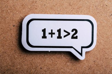 Sinerji bir ve birden fazla konuşma balonu sarı arkaplanda izole edildi.