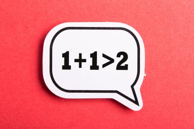 Sinerji bir ve birden fazla konuşma balonu sarı arkaplanda izole edildi.