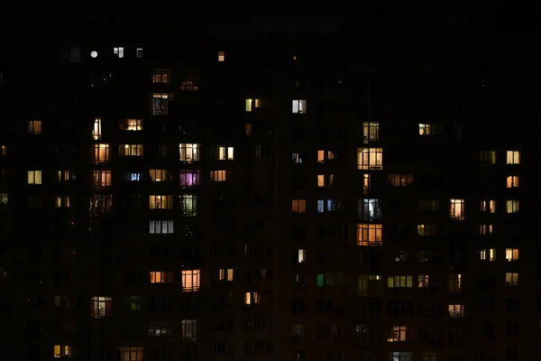 Hehkuva Ikkunat Yöllä Kaupunki — kuvapankkivalokuva