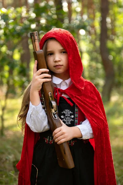 Pequeña Chica Capucha Roja Con Pistola Autodefensa — Foto de Stock