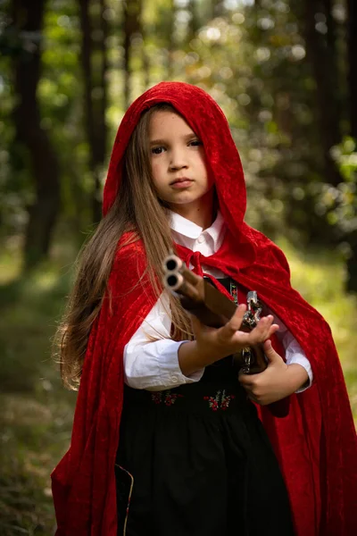 Маленькая Красная Девочка Капюшоне Пистолетом Самозащита — стоковое фото