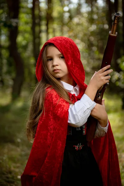 Pequeña Chica Capucha Roja Con Pistola Autodefensa — Foto de Stock