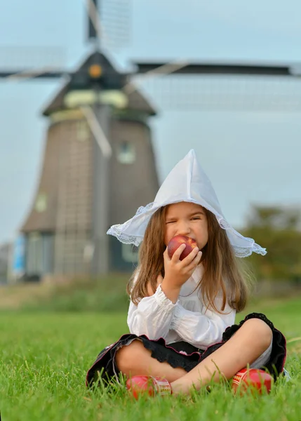 Маленька Дівчинка Зеленій Луці Національному Костюмі Нідерландів — стокове фото