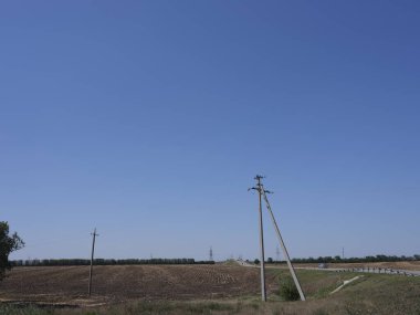 Mavi gökyüzü ile yaz manzarası