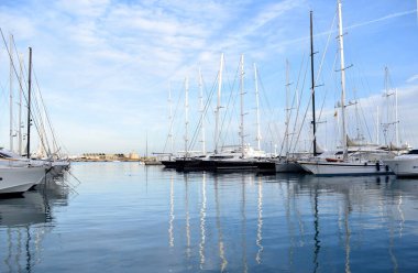 Limana demirlemiş tekneler