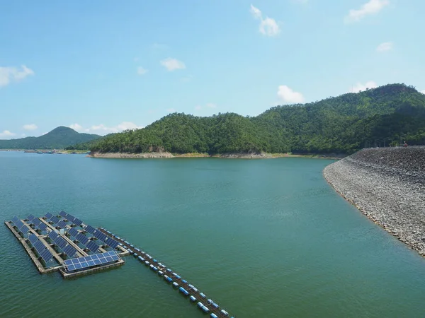 Pannello Solare Galleggiante Sul Lago Con Sfondo Montagna Questa Tecnologia — Foto Stock