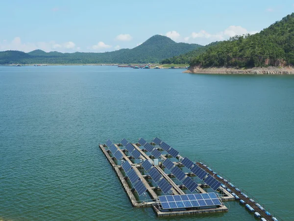 Schwimmende Sonnenkollektoren Auf Dem See Mit Bergkulisse Diese Technologie Wird Stockfoto