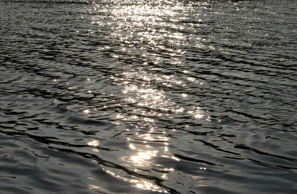 太陽の光を水中で再生し — ストック写真