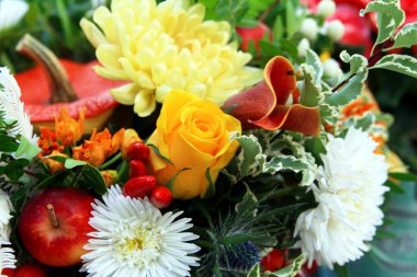 Sonbahar çiçeği buketi elmalı ve kabaklı yakın plan.