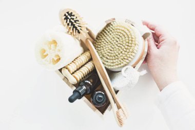 Banyo aksesuarları, doğal fırça, ahşap tarak, yağ, makyaj çıkarıcı. Yaşam tarzı konsepti, düz yatış.