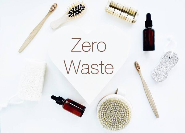 Ноль отходов. Аксессуары для ванной комнаты, натуральная щетка, деревянная расческа, масло, средства для снятия макияжа в стеклянном контейнере, бамбуковые зубные щетки. Концепция экологического продукта.
