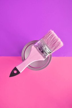 Açık bir teneke beyaz boya fırçayla, parlak bir arka planda. Yukarıdan manzara. Yenileme konsepti.