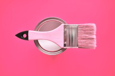 Açık bir teneke beyaz boya fırçayla, parlak bir arka planda. Yukarıdan manzara. Yenileme konsepti.