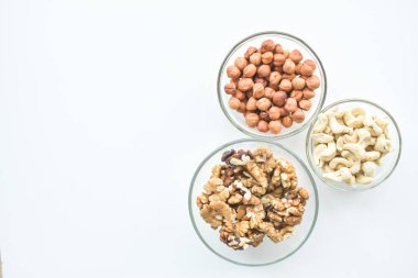 Fındık, fıstık, tabakta ceviz. Sağlıklı yiyecekler, vitaminler omega 3, omega 6, kalsiyum, magnezyum.